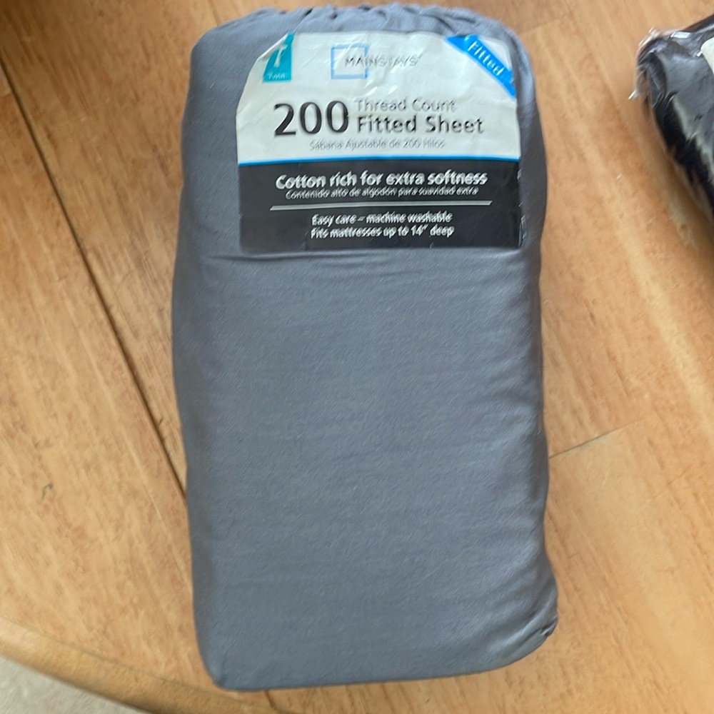 Bundle 2 sheets and 2 pillow cases